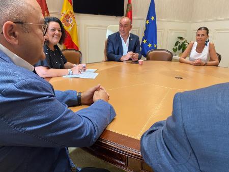 Imagen El presidente de la Diputación recibe a la Junta directiva de FESTUR